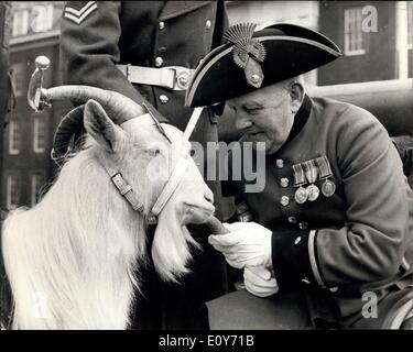 Mar. 14, 1969 - Le 250e anniversaire du régiment de Welch. Le 1er Bataillon du Régiment Welch a célébré aujourd'hui son 250e anniversaire par un défilé au Royal Hospital Chelsea, où le régiment a été formé le 11 mars. 1719. Le bataillon est maintenant stationné à la caserne de Milton, Gravesend. Le régiment a été formé à partir de l'Out-retraités au Royal Hospital (fondée en 1681). Photo montre :- Chelsea pensionné, le sergent Ernest Vaughan, 69, offre Taffy, la chèvre du bataillon mascot une carotte, aujourd'hui, au cours de célébrations d'anniversaire au Royal Hospital, Chelsea. Banque D'Images