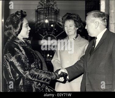 Le 17 mars 1969 - Mme Coretta King voit Mme Wilson : Mme Coretta King, veuve du leader des droits civiques assassiné, le Dr Martin Luther King, aujourd'hui vu Mme Wilson, l'épouse du Premier Ministre, au n°10, Downing Street. Photo montre Mme Coretta King, serre la main avec le premier ministre, comme Mme Wilson regarde sur - quand Mme King n° 10 gauche aujourd'hui. Banque D'Images