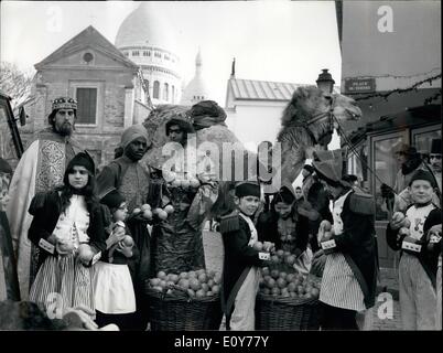 01 janvier 1969 - Trois rois sages payer visite à Montmartre : Les trois rois sages avec le chameau a effectué une visite à Noël après la Butte Montmartre réunissant basketfull d'oranges pour le petit Montmartre poulbots kids. Photo montre Montmartre kids dans fantaisie uniforms recevant des oranges de la trois acteurs qui se présentent comme les rois sages. Sacré Colur église est vu dans l'arrière-plan. Banque D'Images