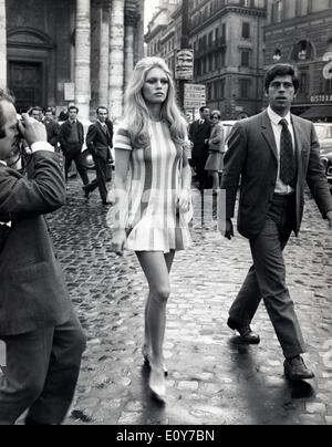 Brigitte Bardot marcher à travers des rues Banque D'Images