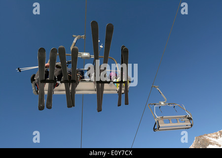 Ascenseur de ski et les skieurs - enfants et un adulte, station de ski, France Banque D'Images