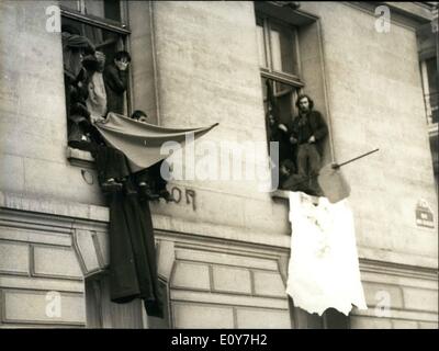 01 janvier 1969 - émeutes étudiantes à nouveau éclater au Quartier Latin : émeutes d'étudiants qui rappelle les événements de mai-juin a éclaté dans le Quartier Latin hier. Un groupe de manifestants ont occupé la Sorbonne pour plusieurs heures de vol des drapeaux noirs depuis les fenêtres du célèbre bâtiment. Photo montre les manifestants battant drapeaux rouges et noirs depuis les fenêtres de l'Université de la Sorbonne. Banque D'Images