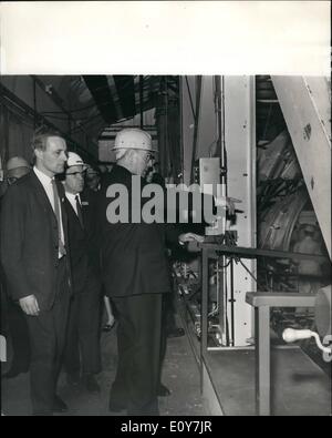 Avril 04, 1969 - Président de l'Italie Visites Royal Aircraft Establishment. Farnborough : Le Président de l'Italie, Saracat Singer, qui est ici en visite d'état, aujourd'hui, rend visite à la Royal Aircraft Establishment à Farnborough. La photo montre le président Saracat portant un casque de protection, vu l'inspection de l'avant du fuselage de l cadre d'essai concorde-lors de sa visite à la Royal Aircraft Establishment à Farnborough aujourd'hui. Derrière lui se trouve le ministre de la technologie ,M. AnthonyWedgwood Benn. Banque D'Images