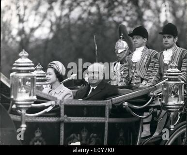 Avril 04, 1969 - Le Président de l'Italie arrive ici pour une visite d'État : Président Saraget d'Italie et de sa fille, Signora Santa catterina, arrive ici aujourd'hui fora neuf jour visite d'État. Après leur arrivée en avion ils venus en voiture à Home Park, Windsor, où ils ont été accueillis par Sa Majesté la Reine et le Prince Philip. Après l'inspection de la garde d'honneur ils sont entrés dans les voitures ouvertes pour le conduire au château de Windsor. La photo montre le président Saragat et SA MAJESTÉ LA REINE dans un chariot ouvert au château de Windsor aujourd'hui. Banque D'Images