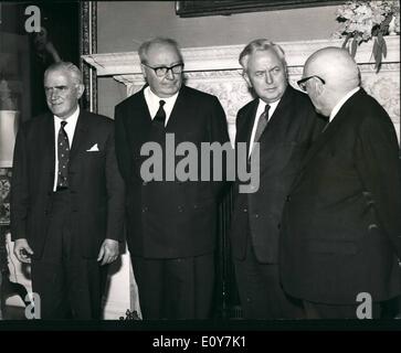 Avril 04, 1969 - Le président italien au n°10, Downing Street : Président Saragat de l'Italie, aujourd'hui a eu des entretiens au n°10, Downing Street, avec la fonction de Premier ministre britannique, M. Harold Wilson. La photo montre la photo de No 10, Downing Street aujourd'hui sont (de gauche à droite) : le ministre des Affaires étrangères, M. Michael Stewart, président de l'Italie ; Saragat M. Harold Wilson, et le Signor Pietro Nenny, Ministre italien des affaires étrangères. Banque D'Images