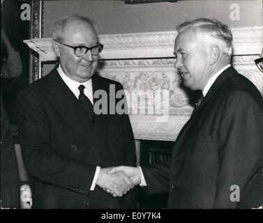 Avril 04, 1969 - Le président italien au n°10, Downing Street : Président Saragat de l'Italie, aujourd'hui a eu des entretiens avec le Premier Ministre, M. Harold Wilson, au n°10, Downing Street. Photo montre M. Harold Wilson (à droite) serre la main du Président Saragat - à l'intérieur no 10, Downing Street aujourd'hui. Banque D'Images