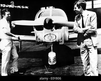 Alexander Onassis chats dans l'avant de l'avion Banque D'Images