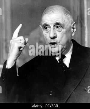 Le président Charles de Gaulle s'exprimant à la conférence Banque D'Images