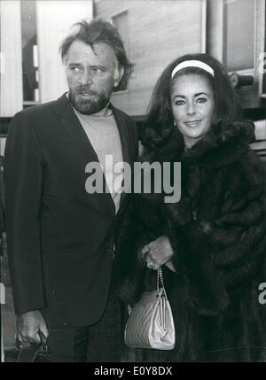 Mai 05, 1969 - Les boutons voler dans : Photo montre Richard Burton et Elizabeth Taylor, s'est rendue à Londres aujourd'hui pour faire un nouveau film, et sont considérés à leur arrivée à l'aéroport de Londres aujourd'hui. Ils étaient arrivés d'puorto Vallarta, Nexice Vlales, Angeles, Banque D'Images