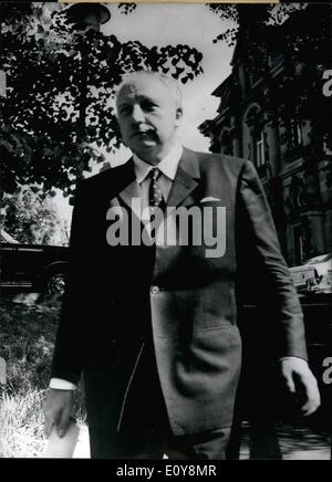 Mai 05, 1969 - Processus de forêt à Karlsruhe Début. : sur 12, mai 1969, le procès contre les 46 ans Nuremberg trademan Hannsheinz Karlaruhe Porst a commencé à la Bundesgerichtshof ''''. Porst, propriétaire de la plus grande photo de vente par catalogue, est accusé de ''sprésumé relations perfides''. porst aurait décidé à révéler au nom de la République démocratique allemande d'Allemagne FDP (Parti libéral démocrate) - République fédérale d'Allemagne au même moment. La photo montre le nouveau chef du Parti libéral-démocrate allemand, Walter Scheel, comme témoin. Banque D'Images