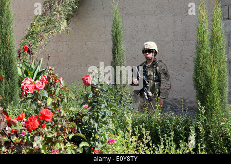 Un soldat dans l'Armée américaine fait le guet lors d'une visite à un village agricole le 27 septembre 2012 à Nadir Shah Kot district, province de Khost, en Afghanistan. Banque D'Images