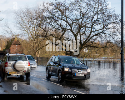 UK, Surrey, Cobham, l'eau d'inondation sur la touche Banque D'Images