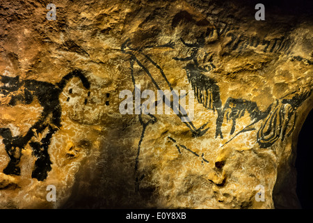 Réplique de la partie de la grotte de Lascaux montrant l'homme préhistorique et le bison, Dordogne, France Banque D'Images