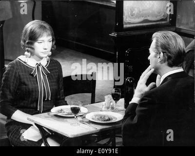 L'actrice Shirley MacLaine dans le film "Les femmes fois sept' Banque D'Images