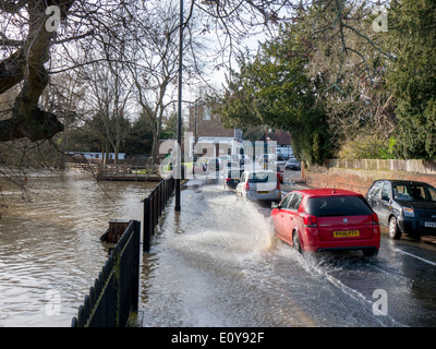 UK, Surrey, Cobham, l'eau d'inondation sur la touche Banque D'Images