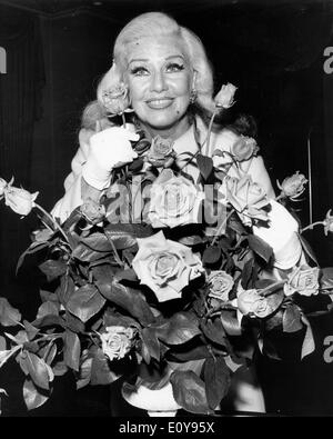 L'actrice Ginger Rogers avec un bouquet de fleurs Banque D'Images