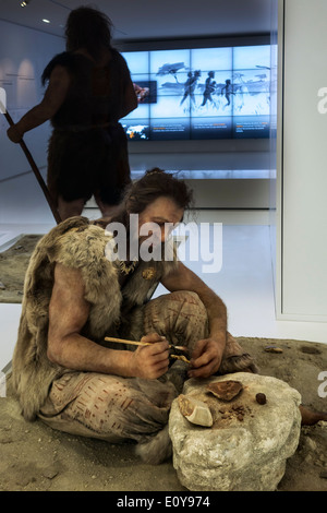 L'homme de Cro-Magnon qui travaillent avec des outils de pierre au Pôle International de la Préhistoire, Les Eyzies-de-Tayac, Dordogne, France Banque D'Images