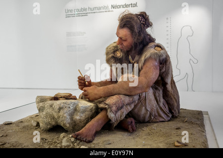 L'homme de Cro-Magnon qui travaillent avec des outils de pierre au Pôle International de la Préhistoire, Les Eyzies-de-Tayac, Dordogne, France Banque D'Images