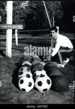 Juin 03, 1969 - ''Gerd M ?ller Street'' conduit tout droit à l'objectif, le championnat d'Allemagne, gagner la coupe, et, espérons-le, de la ville de Mexico où se trouve la Coupe du Monde ! Gerd M ?ller est l'un des plus prolifiques buteurs de tous les temps. Il a joué pour ''FC Bayern'' et a été grand espoir pour la gloire de la Coupe du monde. Banque D'Images