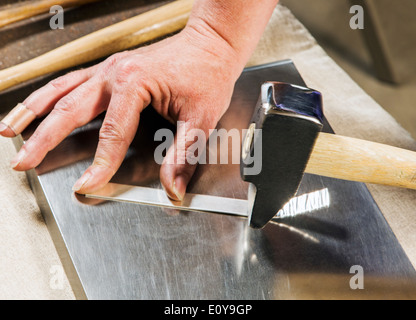 Nicole & Artisans Harry Hansen, Sterling et de l'acier, la création d'argent sterling et morceaux de fer. Close-up de part et l'outil Banque D'Images