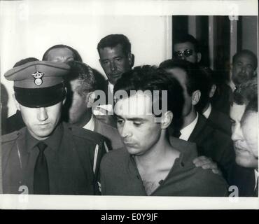 Juin 06, 1969 - Panaghoulis recapturés à Athènes . Alexandros Panaghoulis, qui se sont échappés d'une prison militaire près d'Athènes vendredi dernier , a été repris par les forces de sécurité en se cachant dans un plat d'Athènes. Panaghoulis, qui a été condamné à mort pour deux raisons - de désertion et de sédition après une tentative de tuer M. Papadopoulos , le premier ministre , avec une bombe de l'été dernier , son exécution avait séjourné indéfiniment par décret du Premier Ministre. Photo montre Alexander Panaghoulis fait face à des journalistes après son arrestation à Athènes. Banque D'Images