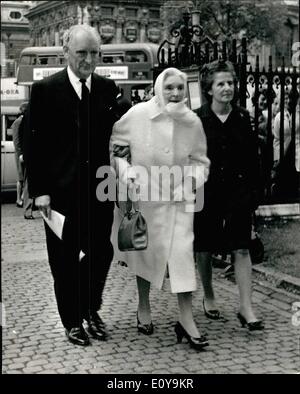 Juin 06, 1969 - Sir Lewis Casson Service commémoratif à l'abbaye : un service commémoratif pour sir Lewis Casson, décédé le 16 mai, a eu lieu aujourd'hui à l'abbaye de Westminster. Photo montre dame Sybil Thorndike, veuve de sir Lewis Casson, arrivant pour le service commémoratif à l'abbaye. Banque D'Images