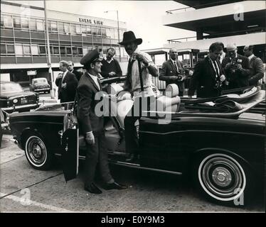 Juin 06, 1969 - Sammy Davis Jr arrive pour son nouveau film et de prendre livraison de son : monsieur Sammy Davis Jr ont volé dans l'aéroport de Londres aujourd'hui pour commencer le tournage de son nouveau film ''Sel et poivre 11'', qui sera réalisé par Jerry Lewis. À son arrivée à l'aéroport il a également pris livraison de sa nouvelle marque Rolls Royce convertible d'ombre, qu'il utilisera pendant son séjour de 9 semaines en Angleterre. Photo montre Sammy Davis Jr pas dans son nouveau cabriolet Rolls Royce noire quand il a pris livraison de son arrivée à l'aéroport de Londres aujourd'hui. Banque D'Images