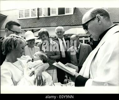 Juin 06, 1969 - La Fille de Tommy Steele baptisé la fille de Tommy Steele, Emma Elizabeth, a été baptisé aujourd'hui lors d'une cérémonie privée dans le jardin de leur maison, Teddington. La cérémonie a été effectué par le Père John Bebb, qui officia au mariage d'aujourd'hui. Photo montre : Le Père John Bebb effectue la cérémonie de baptême alors que Emma Elizabeth son emprise dans les bras de Polly James, sa marraine, qui a comparu avec Tommy dans ''La moitié d'un Sixpence'' à New York. À la recherche sur sont les fiers parents, Tommy et sa femme Ann. Banque D'Images