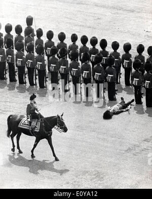 La reine Elizabeth II watches évanoui guardsman Banque D'Images