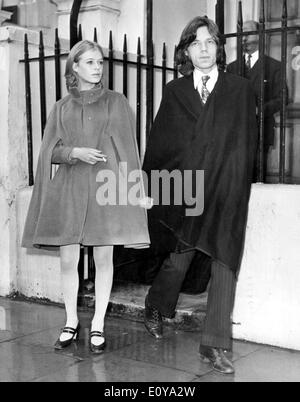 Mick Jagger et Marianne Faithfull laisser courthouse Banque D'Images