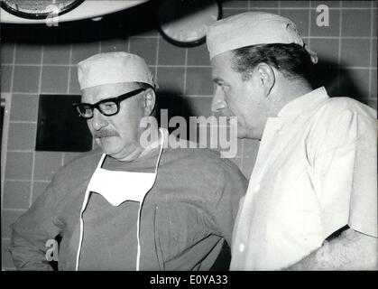 Juin 24, 1969 - les acteurs Martin Lieu(à gauche) et Hans-Joachim Kulenkampff(Droite) dans une scène du film ''Dr. med. Fabian - Lachen ist die beste Medizin.'' avec sont aussi Elisabeth Flickenschild et Gisela Uhlen. Banque D'Images