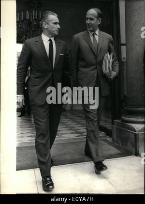 Septembre 09, 1969 - Le Conseil des ministres s'est réuni à l'Elysée ce matin pour discuter de la révision de la situation économique après la dévaluation du franc. Le premier ministre Jacques Chaban-Delmas et ministre de l'économie et des finances Valéry Giscard d'Estaing sont photo Banque D'Images