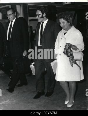 Septembre 09, 1969 - M. Maudling et son épouse arrivent à l'aéroport de London du Caire : M. Reginald Maudling le parti conservateur est leader adjoint est arrivé à heathrew cet après-midi avec son épouse de soins qu'ils ont été réunis par leur fils âgé de 25 ans, Martin. photo montre M. et Mme Maudling, photographiée avec leur fils âgé de 25 ans, Martin (centre) qui a été à l'aéroport pour les grands. Banque D'Images