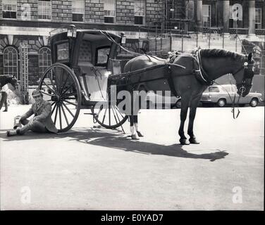 Juin 29, 1969 - Le tournage des scènes pour le film ''La vie privée de Sherlock Holmes'' : Lieu shets pour le nouveau film ''La vie privée de Sherlock Holmes'' ont eu lieu aujourd'hui à l'courtyeard de Somerset House, Strand. Photo montre Robert Stephens, qui joue Sherlock Holmes se trouve à côté d'un beau cab utilisé pour le tournage d'aujourd'hui, tout en appréciant une tasse de thé pendant la pause. Banque D'Images