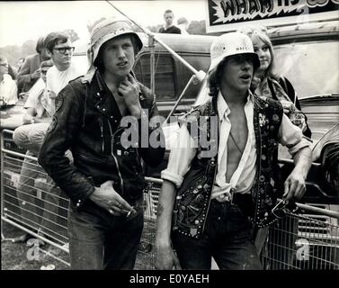 Juillet 05, 1969 - Des milliers de fans de pop dans Hyde Park pour les Rolling Stones open air show : Environ 150,000 fans pop envahi Ryde Park à Londres aujourd'hui pour regarder le concert gratuit en plein air par les Rolling Stones groupe pop. Photo montre deux des fans vu au concert habillé en allemand des casques, ils sont appelés ''Hells Angles''. sur les motocycles. Banque D'Images