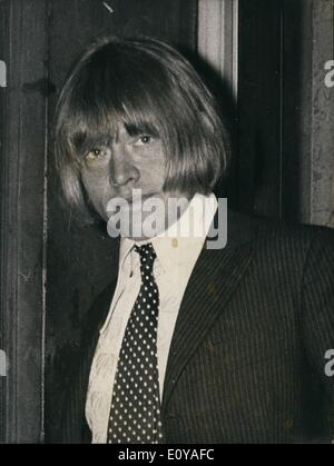 Juillet 07, 1969 - Brian Jones trouvés morts : Brian Jones, qui a récemment quitté les Rolling Stones groupe pop, a été retrouvé mort aujourd'hui dans son eary piscine en plein air à son &pound;30 000 pays accueil à Hartfield, Sussex. Il est soupçonné d'avoir trouvé la mort au cours d'un bain de minuit, apparemment à la suite d'une crise d'asthme. photo montre Brian Jones-Who a été trouvé mort plus tôt aujourd'hui. Banque D'Images