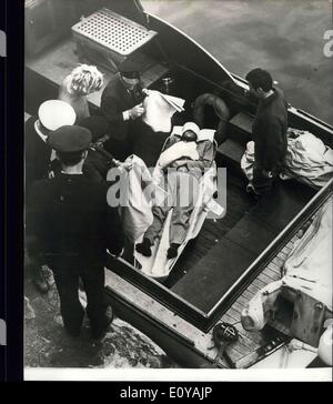 Septembre 15, 1969 - Accident sur la Regina Maris. À l'Australie à des retards. Une simulation de tirs entre deux voiliers dans Plymouth le samedi, a été arrêté après un canon avait rechargé pour son cinquième tourné à partir du pont du trois-mâts barque-goélette norvégienne Regina Maris, lorsque la charge en rafale le canon et a explosé dans son visage. Callan Boatswain a reçu des coupures et brûlures au visage et aux bras. Après un traitement de premiers soins lancement du moteur emmené à Millbay Docks où une ambulance d'attente se sont précipités à l'hôpital Banque D'Images