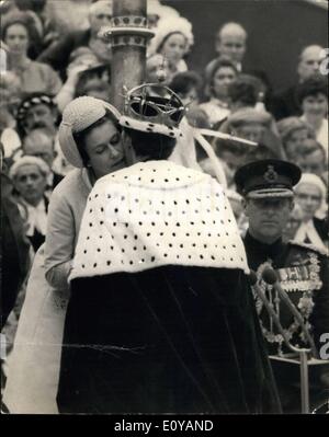 Juillet 07, 1969 - Investiture du prince de Galles au château de Caernaevon:photo montre la reine est vu embrasser le prince de Galles après la cérémonie de couronnement à cernarven château aujourd'hui. Banque D'Images