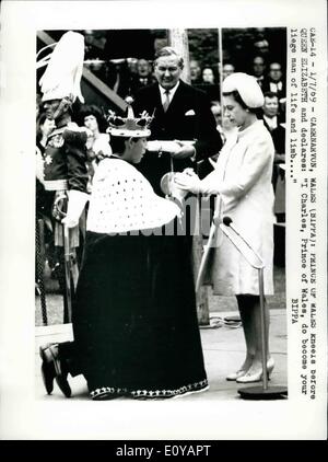 Juillet 07, 1969 - Investiture du Prince de Galles, Château de Caernarvon Caernarvon, au Pays de Galles service BIPPA : Prince de Galles s'agenouille avant qu Banque D'Images