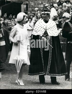 Juillet 07, 1969 - Investiture du Prince de Galles à Carnavon Castle : photo montre le Prince de Galles avec la reine à l'intérieur du château pendant la cérémonie d'aujourd'hui. Banque D'Images