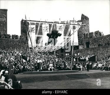 Juillet 07, 1969 - Investiture du Prince de Galles au Château de Caernarvon : photo montre une vue générale après le couronnement montrant le Prince de Galles parlant. Banque D'Images