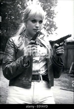 01 octobre 1969 - Berlin célèbre actrice Barbara Valentin aimerait aller sur une chasse non seulement dans le film, mais aussi dans ''privé.'' à savoir, elle voudrait ''snatch'' les cambrioleurs qui ont récemment store d'une valeur de 100 000 DM de bijoux à partir d'ici. En dépit de son offrande les cambrioleurs 10 000 DM, et proposant même d'acheter les jewely retour, les précieux morceaux restent manquants jusqu'à. En dépit de cela, ''Babs'' utilise uniquement des armes dans le film pour l'instant ; elle agit dans l'film 'Der blinde Hai'' à Berlin. Banque D'Images