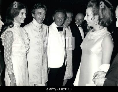 Juillet 07, 1969 - La princesse Anne assiste à la soirée de gala du film ''Alfred le Grand'' : la princesse Anne ce soir ont assisté à un spectacle de gala du film, ''Alfred le Grand'' à l'Empire Theatre, Leicester Square, Londres, au profit de l'Association Scoute. Photo montre la Princesse Anne mesures pour chat à M. David, Memmings(qui joue Alfred le Grand dans le film), et son épouse, l'actrice Gayle Kunnicutt, à son arrivée au théâtre. Banque D'Images