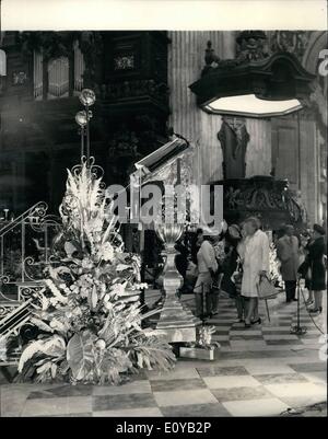 Juillet 07, 1969 - fête des fleurs à St Paul's : l'Association nationale des sociétés d'arrangement de fleur de Grande Bretagne ne célèbre son 10e anniversaire avec un Festival de fleurs dans la Cathédrale St Paul à partir d'aujourd'hui jusqu'à vendredi. Fleurs Photo montre ronde vu le lutrin, dans la Cathédrale St Paul aujourd'hui. Banque D'Images