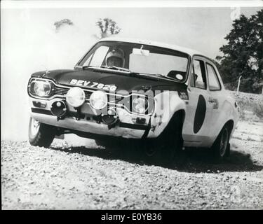Juillet 07, 1969 - Jimmy Greaves au volant. Photo montre Jimmy Greaves, le joueur de Tottenham Hotspur, qui devrait être le moteur pour Ford dans le Daily Mirror World Cup Rally de Webley à Mexico en avril prochain, s'essaie au volant d'une Ford Escort. Banque D'Images