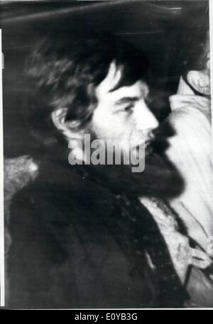 Juillet 07, 1969 - Mick Jagger a couper les cheveux et barbe fausses pour sa part que Ned Kelly : Mick Jagger des Rolling Stones, qui est en Australie, avait les cheveux courts et une fausse barbe aujourd'hui qu'ils ont commencé à tirer l'histoire de Bushranger Ned Kelly, joué par Jagger. Également dans le film sera Marianne fidèles, mais pour le moment elle est en St Vincent's Hospital, Sydney après avoir pris une surdose de médicaments. Photo montre Mick Jagger prête pour le rôle de Ned Kelly avec les cheveux courts et les fausses barbes Banque D'Images