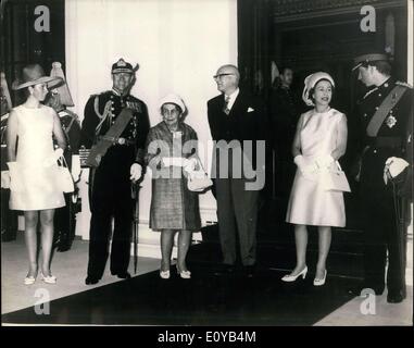 15 Jul, 1969 - Président de la Finlande lors d'une visite d'État. Le Président de la Finlande, M. et Madame Urho Kekkonen Kekkonen, arrivé à Londres aujourd'hui une visite d'État. Ils ont été accueillis à la gare de Victoria par la reine et les autres membres de la famille royale, et a conduit à l'État est le palais de Buckingham. Photo montre :- Sa Majesté la Reine et le Prince Philip avec le Prince de Galles, la princesse Anne et leurs rafales, M. Kekkonen et Mme. Kekkonen, lors de leur arrivée au palais de Buckingham. Banque D'Images