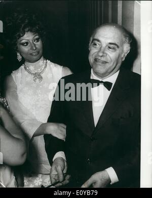 10 octobre 1969 - Sophia Loren gala assiste à la première du film ''Le lion en hiver'' à Rome : Sophia Loren, la belle étoile de cinéma italien, a été parmi les nombreuses célébrités du monde du cinéma qui ont assisté au gala d'avant du gagnant d'un Oscar, le film ''Le lion en hiver'', qui a eu lieu à la Fiamma Theatre à Rome. Photo montre Sophia Loren en photo avec son mari, producteur Carlo Ponti quand ils sont arrivés au théâtre pour la première mondiale à Rome. Banque D'Images