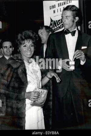 10 octobre 1969 - Soirée de gala au théâtre Sistina pour la remise des prix sur le ''Silver'' des masques pour les étoiles de l'écran, de la chanson, comédie musicale, etc.. La photo montre la chanteuse Shirley Bassey et son mari Franco Novak. Banque D'Images