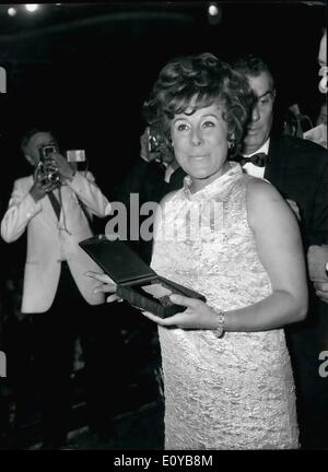 10 octobre 1969 - Rome : Gala au théâtre Sistina pour la remise des prix de l'argent à l'étoile de masques de l'écran, de la chanson, la comédie musicale , et alors... La photo montre la soprano italienne célèbre Anotnietta Stella. Banque D'Images